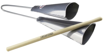 Agogôs prateados com baqueta de madeira clara e fundo branco