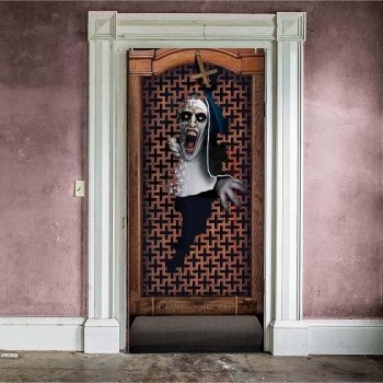 Porta de madeira com padrão entrecruzado e figura de freira zumbi