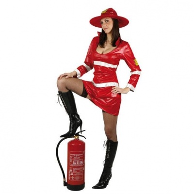 Mulher com fato de bombeira vermelho e branco e botas pretas ao lado de extintor