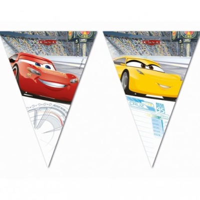 Bandeirolas com carros animados Lightning McQueen e Cruz Ramirez em fundo de estádio