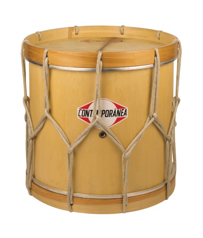 Tambor de madeira clara com cordas e marca Contemporânea