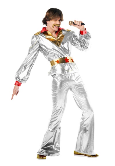 Homem com fato prateado brilho estilo disco com detalhes dourados e vermelhos, segurando microfone dourado