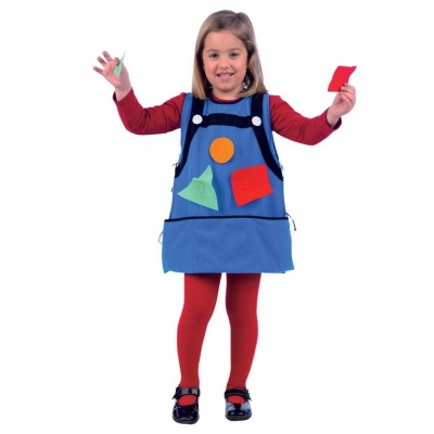 Criança vestindo avental azul com formas coloridas em fundo branco