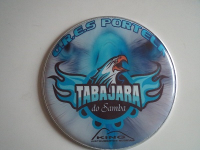 Botão redondo azul e branco com desenho de águia e texto promocional