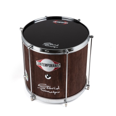 Tambor de madeira castanho escuro com pele preta e texto CONTEMPORÂNEA e Gabriel Teixeira