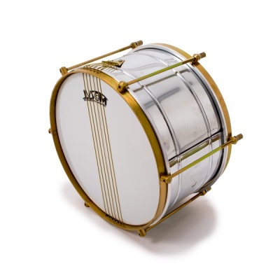 Tambor prateado com aros dourados e cordas douradas na frente