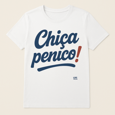 T-shirt branca com texto 'Chiça penico!' azul e vermelho