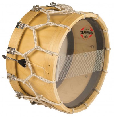 Tambor de madeira com pele sintética e cordas de ajuste