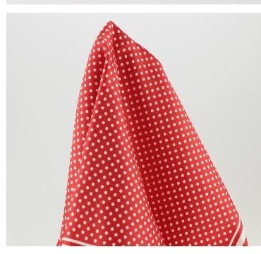 pano de cozinha vermelho com bolinhas brancas pendurado