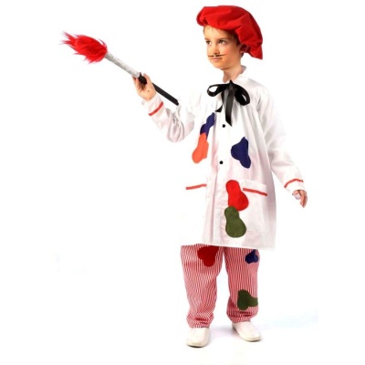 Criança vestida de artista plástico com pincel nas mãos