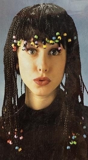 Peruca trançada com bolas coloridas