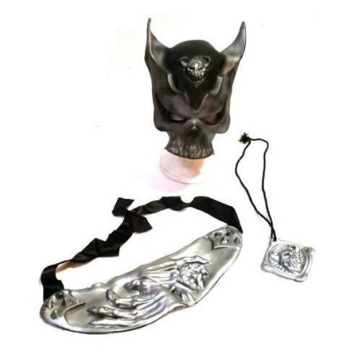 Máscara, medalhão e cinto na cor cinza