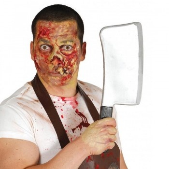 Homem com maquilhagem de feridas e avental manchado segurando cutelo