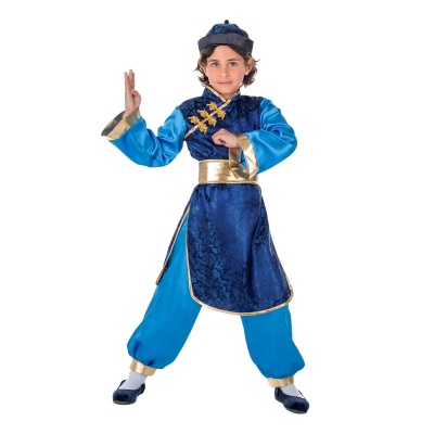 Fato tradicional infantil azul e dourado com padrão floral, usado por criança em pose de artes marciais