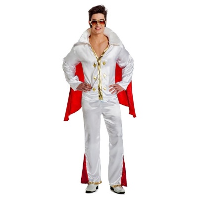 Fato branco acetinado com capa vermelha, detalhes dourados e óculos de sol