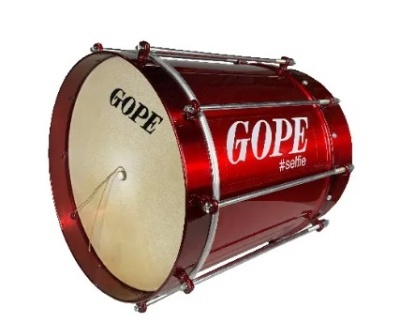 Tambor de percussão vermelho com inscrições GOPE e #selfie