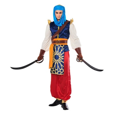 Homem vestido com fato árabe azul, vermelho e dourado, segurando espadas curvas