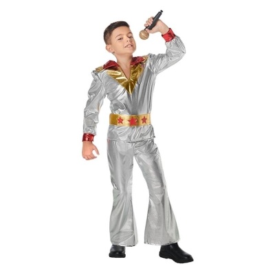 Menino com fato prateado brilhante e detalhes dourados e vermelhos, com microfone.