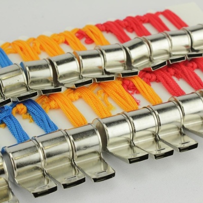 Apito metálico com cordão