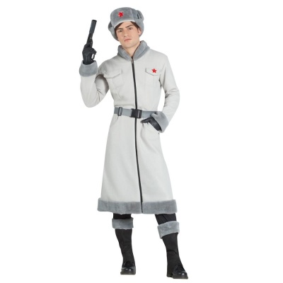 Pessoa com casaco comprido cinzento claro com estrela vermelha, chapéu e botas pretas segurando pistola