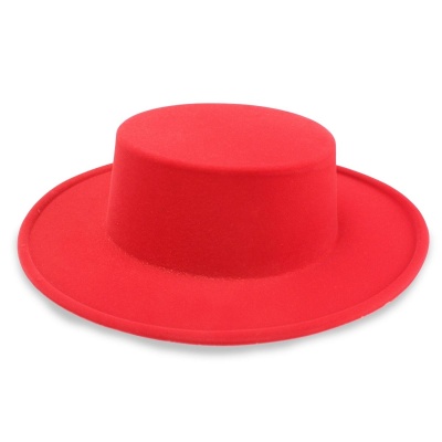 Chapéu vermelho de feltro com copa cilíndrica e aba larga e plana