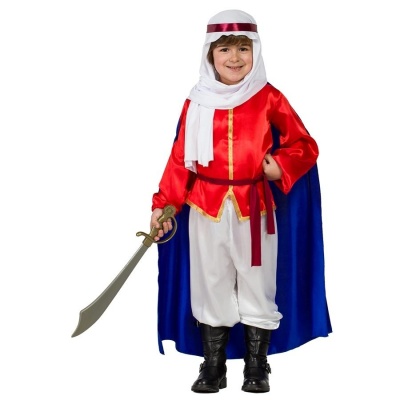 Menino com fato infantil de príncipe árabe com túnica vermelha e capa azul