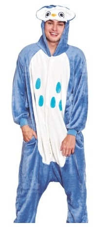 Macacão de pelúcia azul com capuz de animal e manchas azuis no estômago