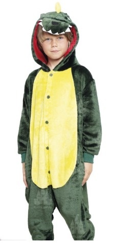 Criança vestindo macacão verde e amarelo com capuz de dinossauro