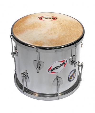 Tambor musical metálico prateado com pele bege e etiquetas CONTEMPORANEA