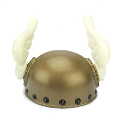 Capacete dourado com asas brancas em fundo branco