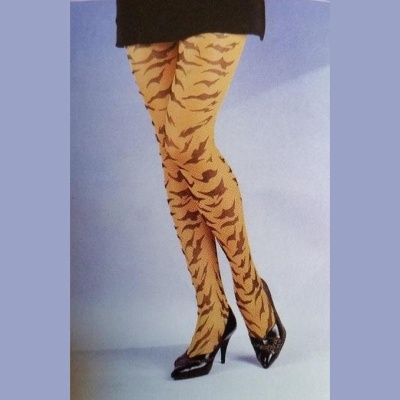 Meia-calça cor de carne com desenho de tigre preto