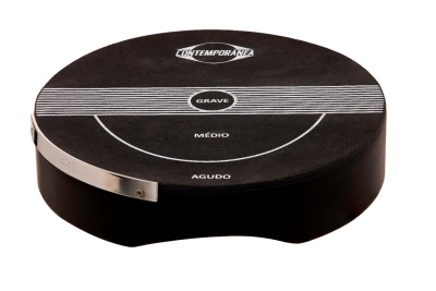 Tambor preto com marcações brancas e faixa metálica lateral