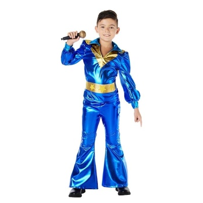Menino com fantasia azul metálica com detalhes dourados e microfone