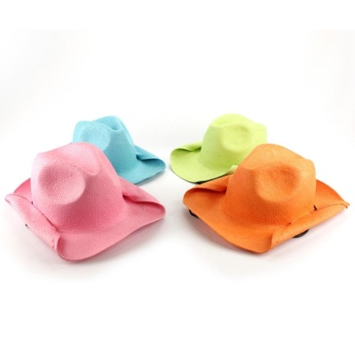 Quatro chapéus de palha coloridos em tons pastel