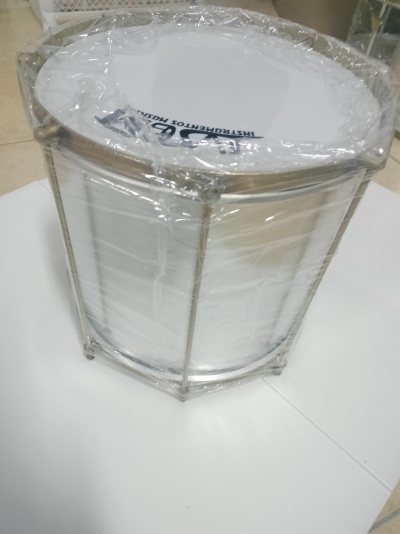 Tambor metálico com pele branca e plástico transparente