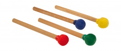 Quatro baquetas de madeira com cabeças de espuma coloridas