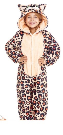 Criança com macacão de pijama com padrão de pele de leopardo e capuz com orelhas