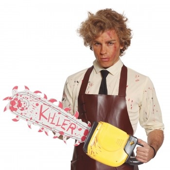 Homem com motosserra amarela decorada e avental castanho