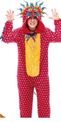 Pessoa com fato vermelho de dragão com capuz colorido e painel amarelo