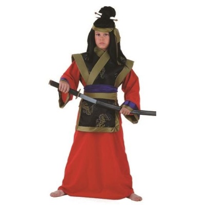 Criança com fantasia de samurai vermelha e preta segurando espada de brinquedo