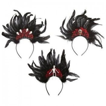 Três tiaras decorativas com penas pretas e detalhes de esqueletos sobre fundo branco
