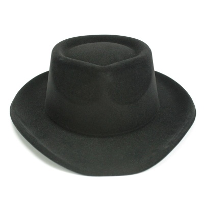 Chapéu preto de feltro com aba larga e copa quadrada