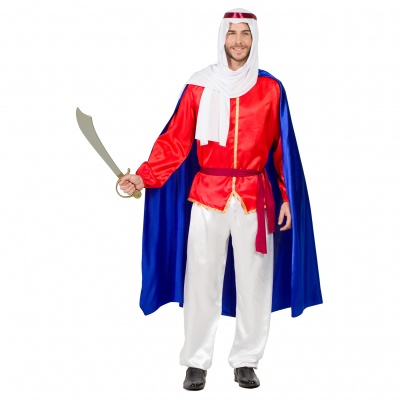 Homem vestido com fato brilhante vermelho, calças brancas, capa azul e lenço branco na cabeça, segurando espada de plástico.