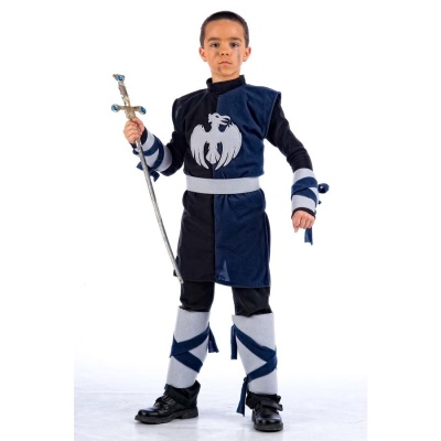 Criança com fantasia de cavaleiro azul e preta segurando espada