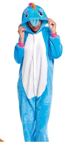 Pijama macacão azul claro com barriga branca e capuz com cara de animal e detalhes em rosa