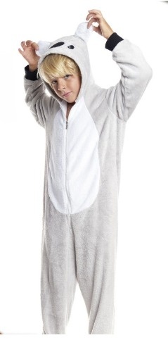 Criança a vestir macacão de pelúcia cinzento e branco com capuz com orelhas.