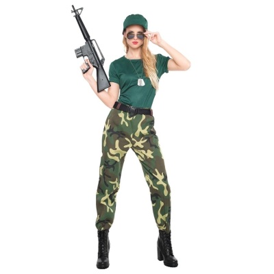 Mulher com roupa militar e arma posando em fundo branco