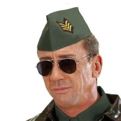 Homem com chapéu militar verde, óculos de sol escuros e roupa verde