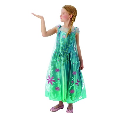 Vestido de criança verde com flores rosas e saia longa usado por menina loira