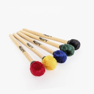 Cinco baquetas para percussão coloridas com cabo de madeira em fundo branco